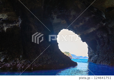 島根県松江市島根町の新潜戸(しんくけど)の洞穴内部から東側の的島方面を見る 124641751