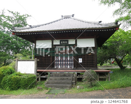 日高市の満蔵寺にある地蔵堂 日高市の満蔵寺にある地蔵堂 124641768