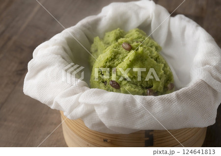 セイロで蒸したよもぎ蒸しパン 124641813