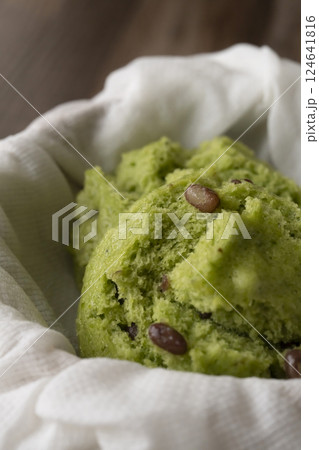 セイロで蒸したよもぎ蒸しパン 124641816