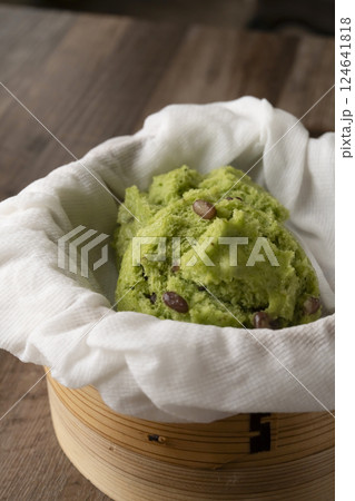 セイロで蒸したよもぎ蒸しパン 124641818