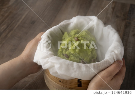 セイロで蒸したよもぎ蒸しパンを手で持つ 124641936