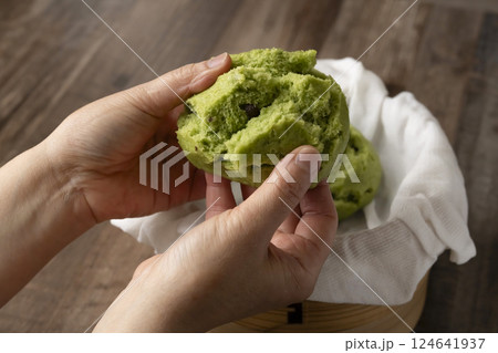 セイロで蒸したよもぎ蒸しパンを手で持つ 124641937