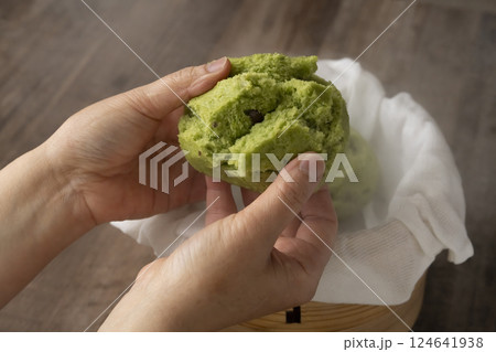 セイロで蒸したよもぎ蒸しパンを手で持つ 124641938