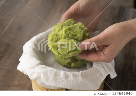セイロで蒸したよもぎ蒸しパンを手で持つ セイロで蒸したよもぎ蒸しパンを手で持つ 124641940