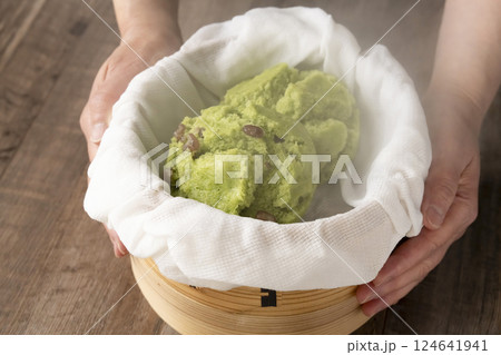 セイロで蒸したよもぎ蒸しパンを手で持つ 124641941