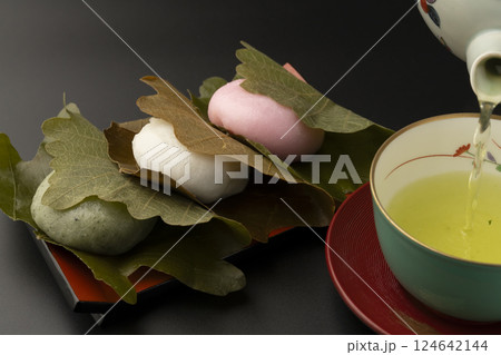 三色の柏餅とお茶 三色の柏餅とお茶 124642144