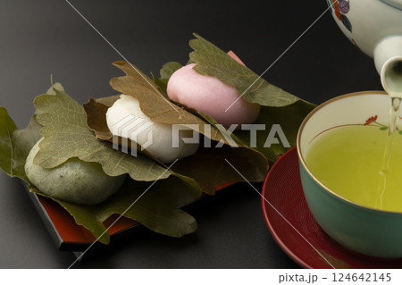 三色の柏餅とお茶 124642145