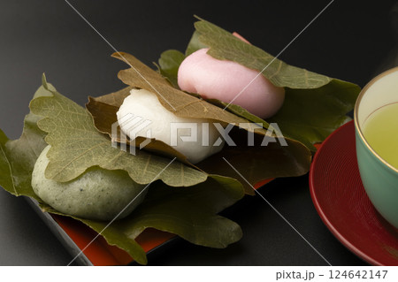 三色の柏餅とお茶 124642147