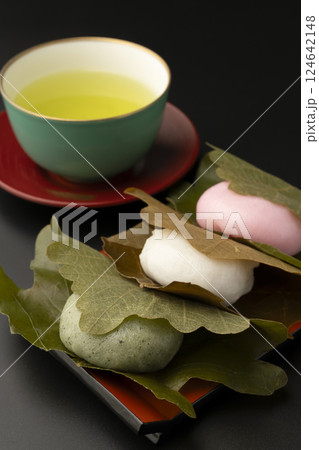 三色の柏餅とお茶 124642148