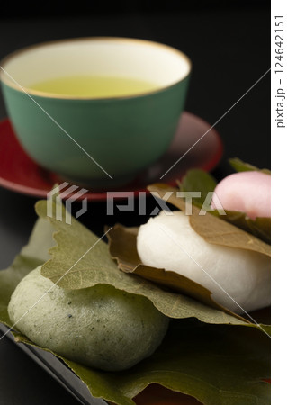 三色の柏餅とお茶 三色の柏餅とお茶 124642151