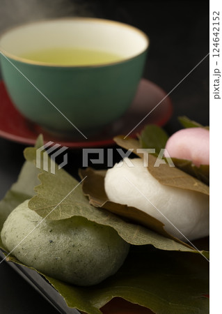 三色の柏餅とお茶 三色の柏餅とお茶 124642152