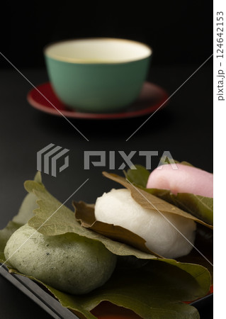 三色の柏餅とお茶 三色の柏餅とお茶 124642153