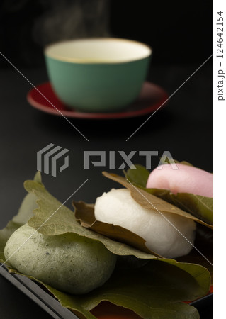 三色の柏餅とお茶 三色の柏餅とお茶 124642154