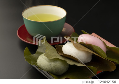 三色の柏餅とお茶 124642156