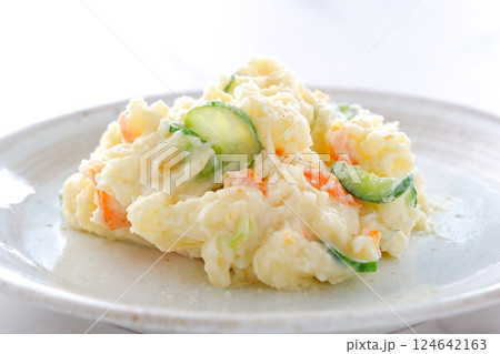 美味しくて栄養たっぷり、定番のお惣菜のポテトサラダ 124642163