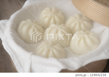 セイロで蒸した湯気の立った肉まん セイロで蒸した湯気の立った肉まん 124642238