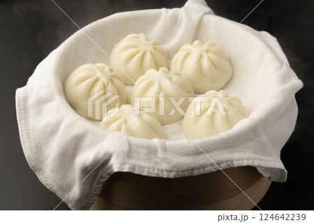 セイロで蒸した湯気の立った肉まん 124642239