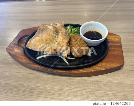 ステーキのどん チキングリル&カニクリームコロッケ ステーキのどん チキングリル&カニクリームコロッケ 124642266