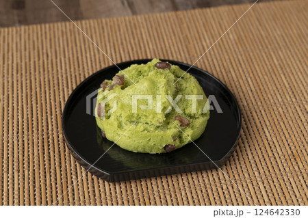 セイロで蒸したよもぎ蒸しパン 124642330