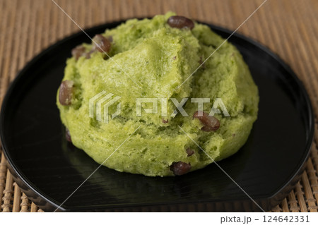 セイロで蒸したよもぎ蒸しパン 124642331