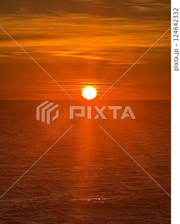 Red sun setting over the sea Red sun setting over the sea 124642332