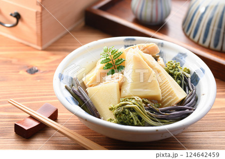 春の味覚 竹の子とわらびの煮物 春の味覚 竹の子とわらびの煮物 124642459