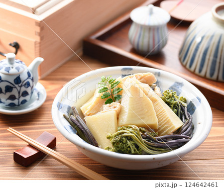 春の味覚　竹の子とわらびの煮物 124642461