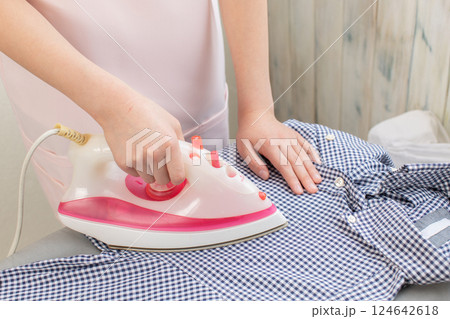 アイロンをかける女性の手元 アイロンをかける女性の手元 124642618