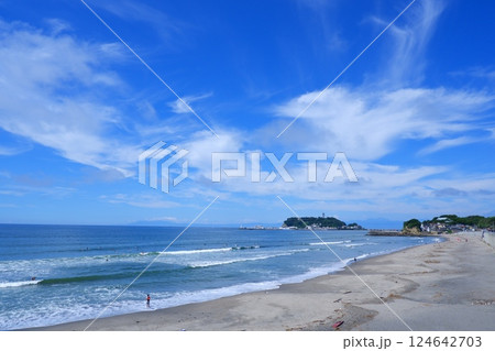 サーファーが波と戯れる夏真っ盛りの湘南・鎌倉の海と、美しい江ノ島の風景で、夏のイメージ 124642703
