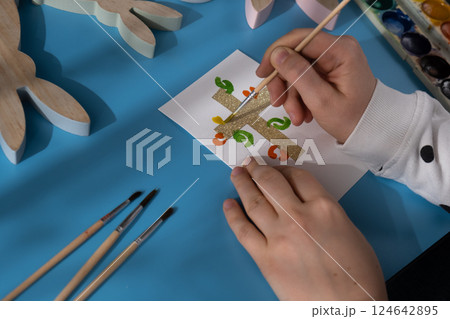 Painting Easter cross Gift Easter idea. Do it yourself instruction postcard eco-friendly decoration. Making handmade art presents children's diy projects. Spring holiday family time 124642895