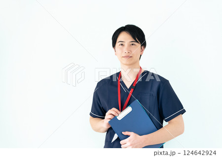 ファイルを持つ医療従事者の男性 ファイルを持つ医療従事者の男性 124642924