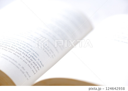 英語のペーパーバックのページを開いて、のんびり読書を楽しんでいるイメージ 英語のペーパーバックのページを開いて、のんびり読書を楽しんでいるイメージ 124642938