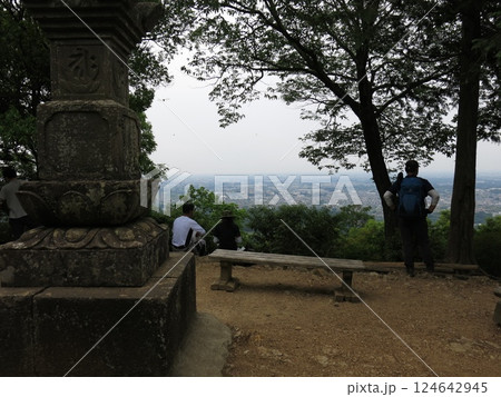 日高市の日和田山山頂 124642945