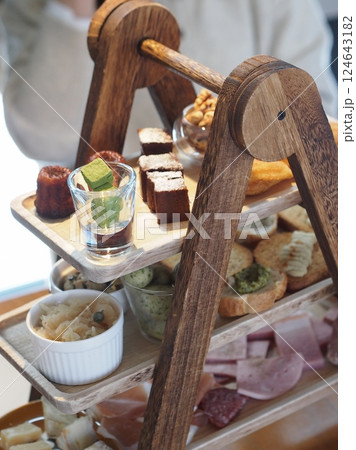 アフタヌーンティーで優雅なひととき 124643182