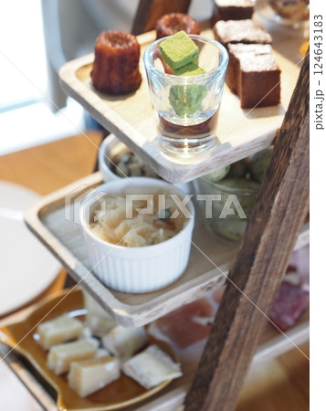 アフタヌーンティーで優雅なひととき 124643183