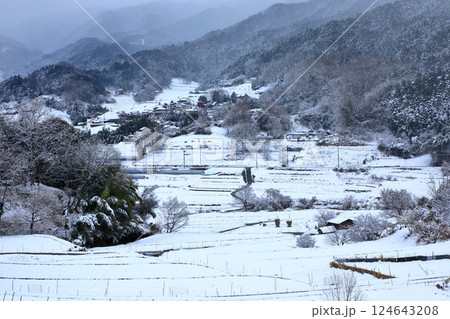 明日香村　稲渕の棚田　雪景色 124643208