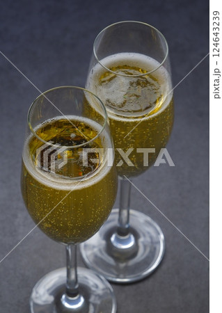 よく冷えたシャンパン（スパークリングワイン）が注がれたふたつのフルートグラスで、乾杯のイメージ 124643239