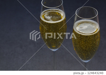 よく冷えたシャンパン（スパークリングワイン）が注がれたふたつのフルートグラスで、乾杯のイメージ 124643240