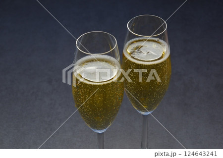 よく冷えたシャンパン（スパークリングワイン）が注がれたふたつのフルートグラスで、乾杯のイメージ 124643241