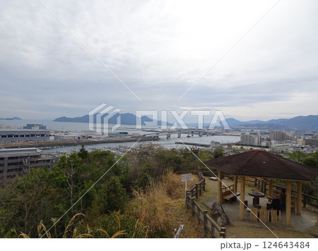 広島市佐伯区 海老山の山頂からの眺め 海老山公園展望台 五日市港 はつかいち大橋 124643484