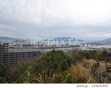 広島市佐伯区 海老山の山頂からの眺め 海老山公園展望台 五日市港 はつかいち大橋 124643485