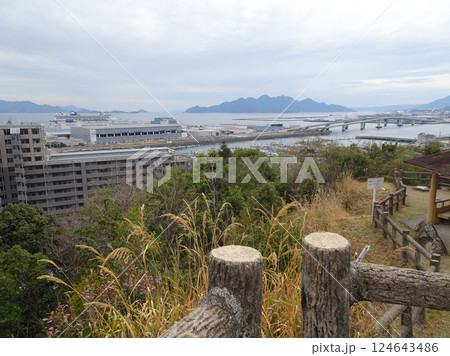 広島市佐伯区 海老山の山頂からの眺め 海老山公園展望台 五日市港 はつかいち大橋 広島市佐伯区 海老山の山頂からの眺め 海老山公園展望台 五日市港 はつかいち大橋 124643486