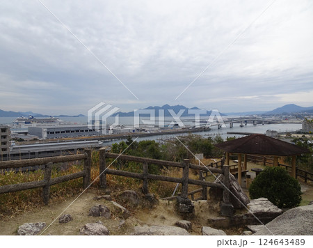 広島市佐伯区 海老山の山頂からの眺め 海老山公園展望台 五日市港 はつかいち大橋 広島市佐伯区 海老山の山頂からの眺め 海老山公園展望台 五日市港 はつかいち大橋 124643489