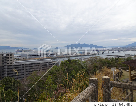 広島市佐伯区 海老山の山頂からの眺め 海老山公園展望台 五日市港 はつかいち大橋 124643490