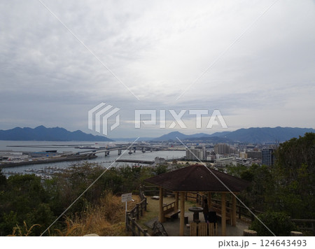 広島市佐伯区 海老山の山頂からの眺め 海老山公園展望台 五日市港 はつかいち大橋 124643493