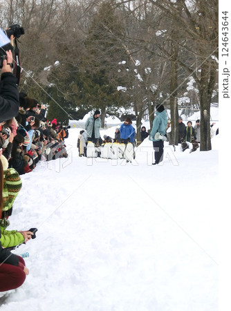 旭山動物園のペンギンの散歩(北海道旭川市) 旭山動物園のペンギンの散歩(北海道旭川市) 124643644