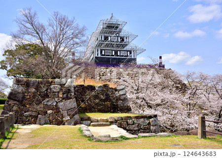 福岡城天守台 ライトアップ用天守閣をイメージした仮設工作物 福岡城天守台 ライトアップ用天守閣をイメージした仮設工作物 124643683