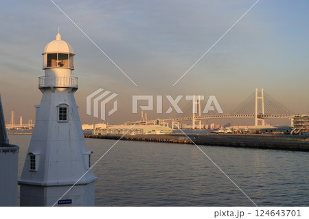 旧横浜東水堤灯台と横浜ベイブリッジの風景 124643701