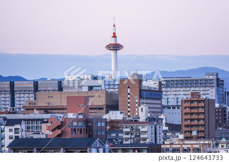 京都タワーを見る京都市街地夕景 京都タワーを見る京都市街地夕景 124643733